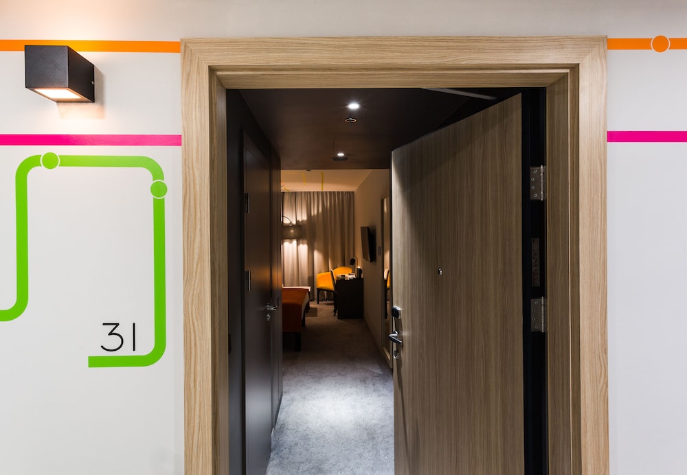 Habitación estándar con dos camas individuales del hotel Ibis Styles Warszawa City. Foto 1