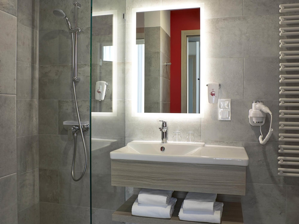Habitación estándar con dos camas individuales del hotel Ibis Styles Warszawa City. Foto 3