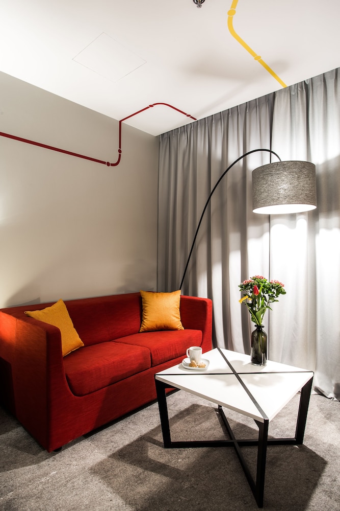 Habitación Cómoda con cama doble y sofá extra del hotel Ibis Styles Warszawa City. Foto 7