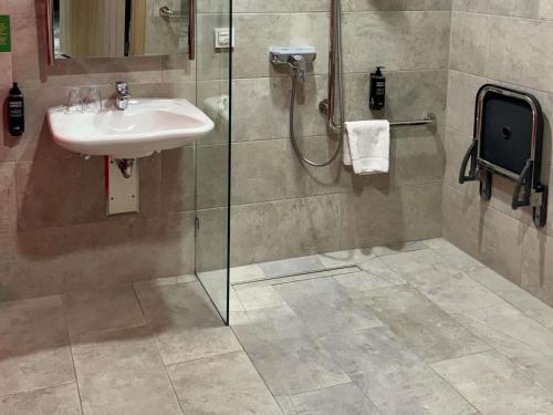 Habitación Cómoda de movilidad reducida con cama doble y sofá extra del hotel Ibis Styles Warszawa City