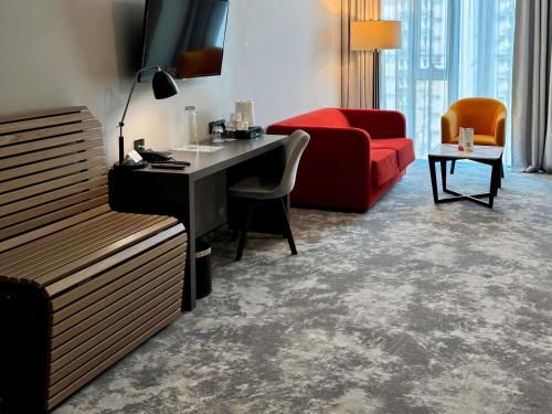 Habitación Cómoda de movilidad reducida con cama doble y sofá extra del hotel Ibis Styles Warszawa City. Foto 1