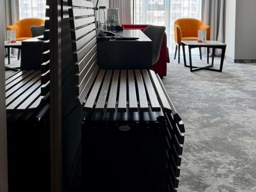 Habitación Cómoda de movilidad reducida con cama doble y sofá extra del hotel Ibis Styles Warszawa City. Foto 2