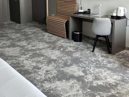 Habitación Cómoda de movilidad reducida con cama doble y sofá extra del hotel Ibis Styles Warszawa City. Foto 5