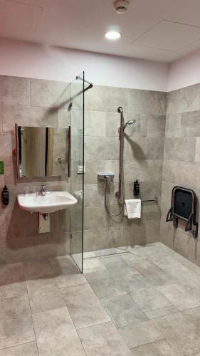 Habitación Cómoda de movilidad reducida con cama doble y sofá extra del hotel Ibis Styles Warszawa City. Foto 6