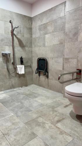 Habitación Cómoda de movilidad reducida con cama doble y sofá extra del hotel Ibis Styles Warszawa City. Foto 7
