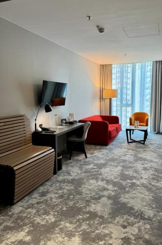 Habitación Cómoda de movilidad reducida con cama doble y sofá extra del hotel Ibis Styles Warszawa City. Foto 8