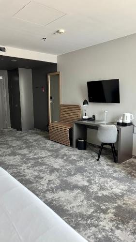 Habitación Cómoda de movilidad reducida con cama doble y sofá extra del hotel Ibis Styles Warszawa City. Foto 9