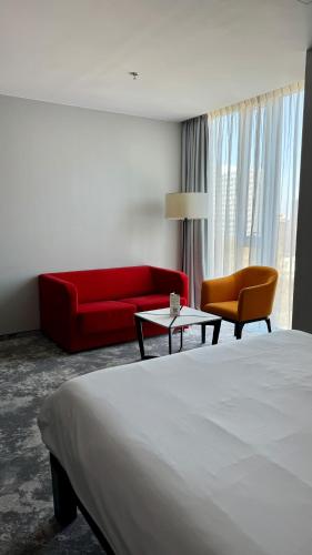 Habitación Cómoda de movilidad reducida con cama doble y sofá extra del hotel Ibis Styles Warszawa City. Foto 10