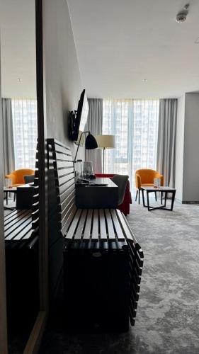 Habitación Cómoda de movilidad reducida con cama doble y sofá extra del hotel Ibis Styles Warszawa City. Foto 11
