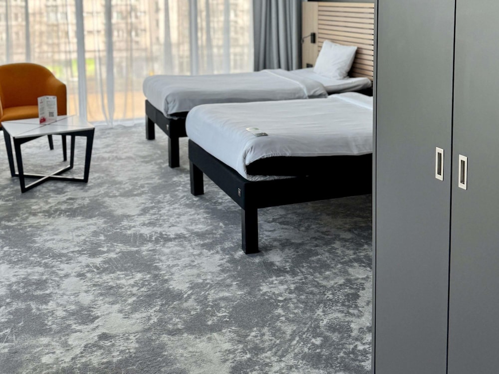 Habitación estándar con dos camas individuales del hotel Ibis Styles Warszawa City. Foto 4