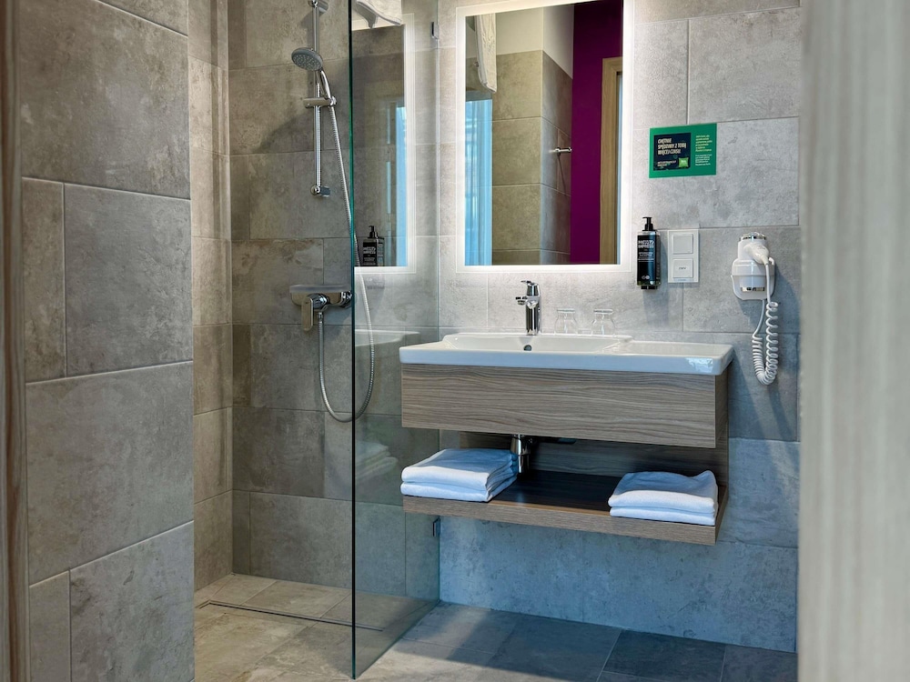 Habitación estándar con dos camas individuales del hotel Ibis Styles Warszawa City. Foto 8