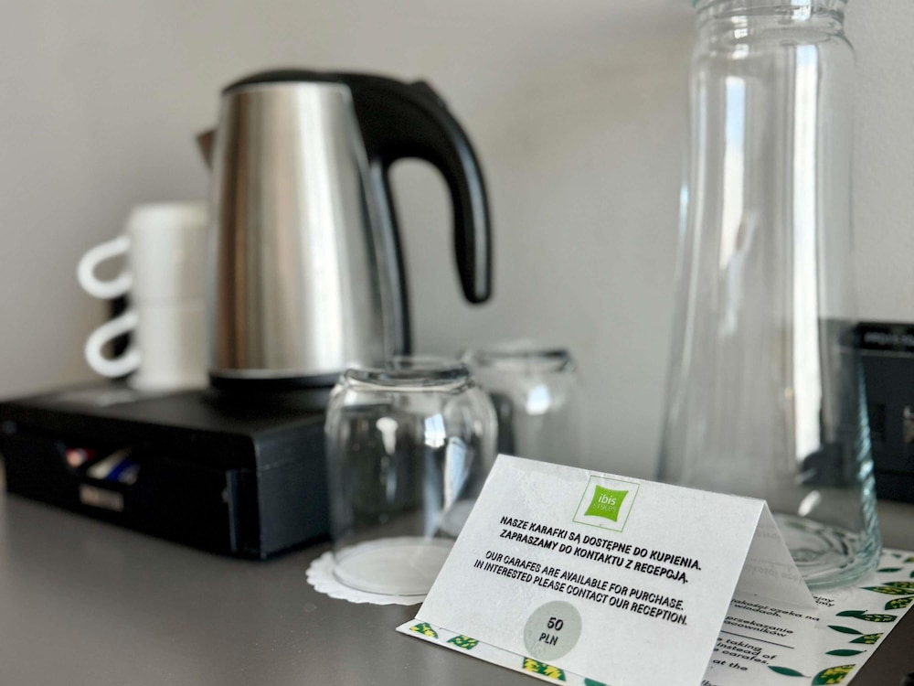 Habitación estándar con dos camas individuales del hotel Ibis Styles Warszawa City. Foto 9