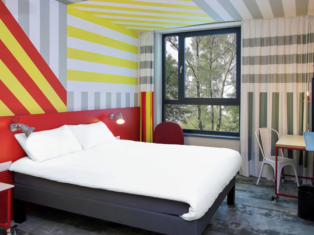 Habitación para 1 o 2 personas con sofá - cama del hotel Ibis Styles Warszawa Centrum. Foto 3