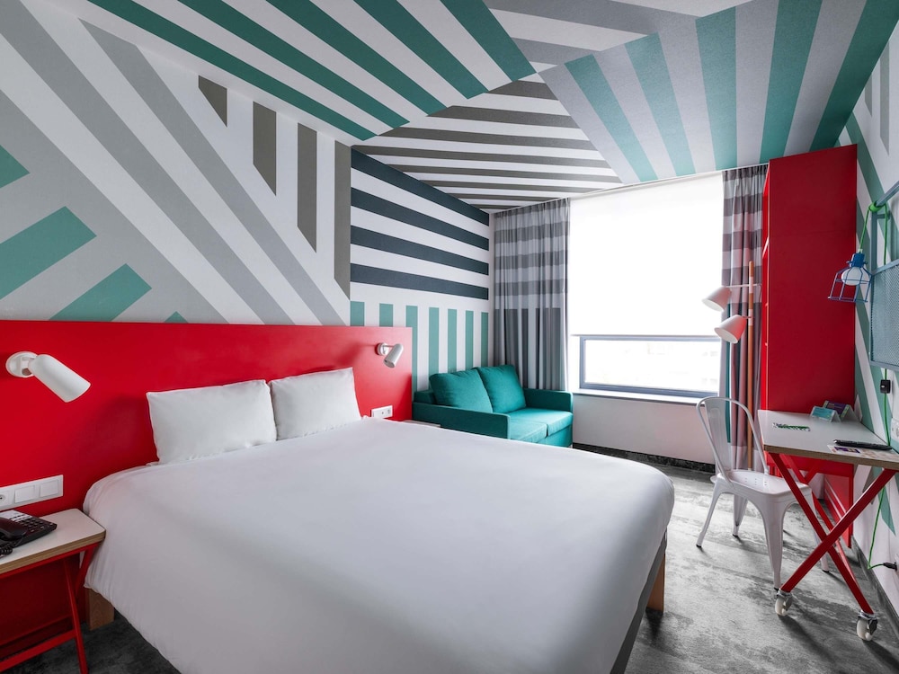 Habitación para 1 o 2 personas con sofá - cama del hotel Ibis Styles Warszawa Centrum. Foto 7