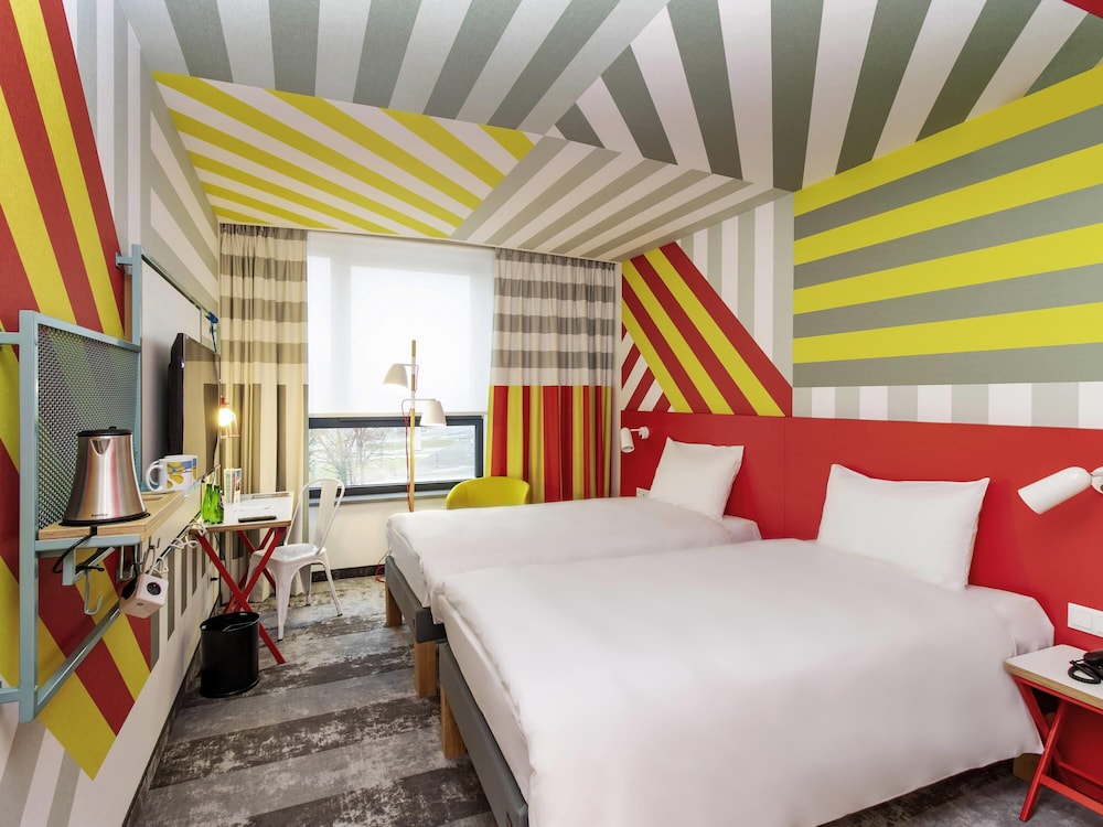 Habitación estándar con 2 camas individuales del hotel Ibis Styles Warszawa Centrum. Foto 4