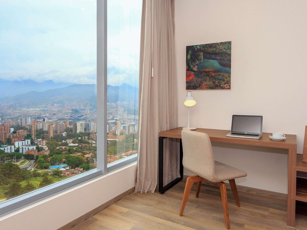 Habitación Standard con 1 cama king size del hotel Novotel Medellín El Tesoro. Foto 3