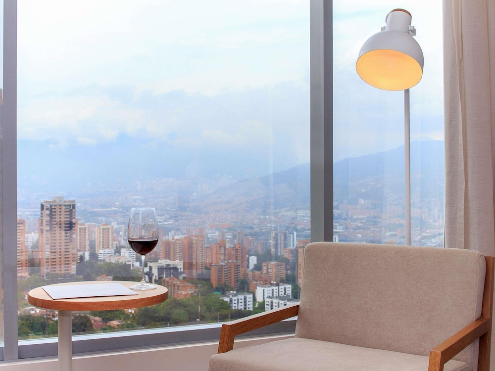 Habitación Standard con 1 cama king size del hotel Novotel Medellín El Tesoro. Foto 4
