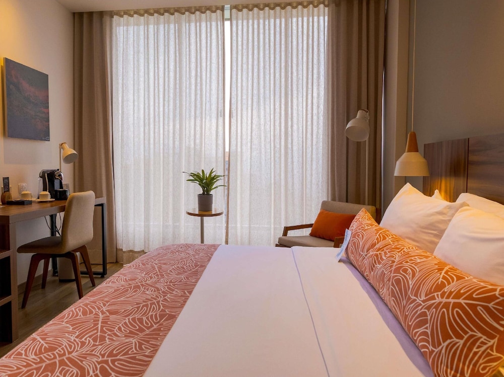 Executive room 1 king size bed del hotel Novotel Medellín El Tesoro. Foto 4