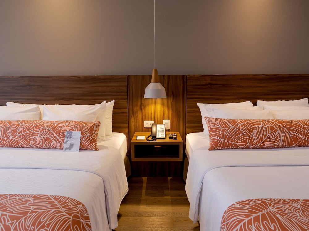 Habitación Executive con 2 camas dobles del hotel Novotel Medellín El Tesoro. Foto 6