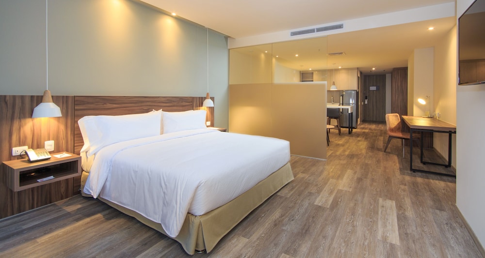 Suite Superior con 1 cama queen size y 1 sofá del hotel Novotel Medellín El Tesoro. Foto 2