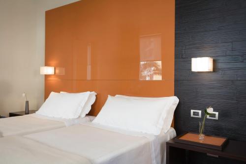 Habitación Doble Deluxe del hotel Unahotels T Cagliari. Foto 1