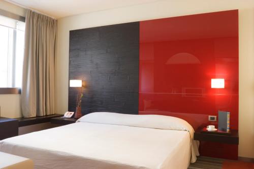Habitación Doble Clásica del hotel Unahotels T Cagliari. Foto 3