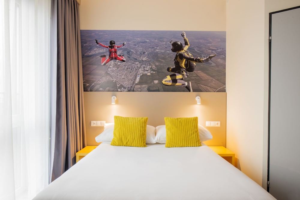 Habitación estándar con una cama ancha para 1 persona del hotel Ibis Styles Warszawa West. Foto 1