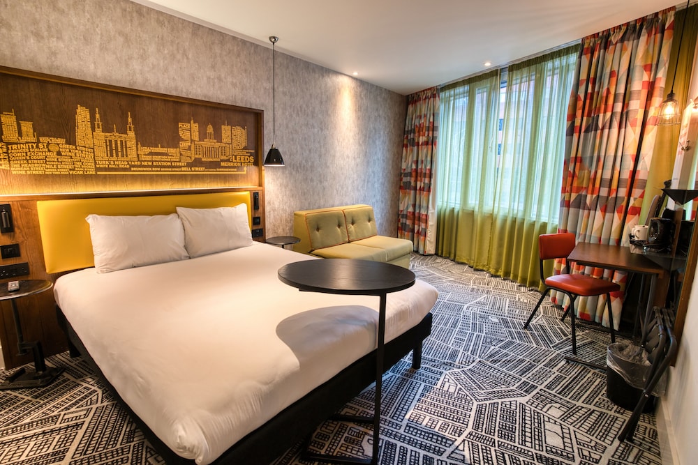 Habitación premium con cama doble y sofá - cama doble pequeño del hotel Ibis Styles Leeds City Centre Arena. Foto 1