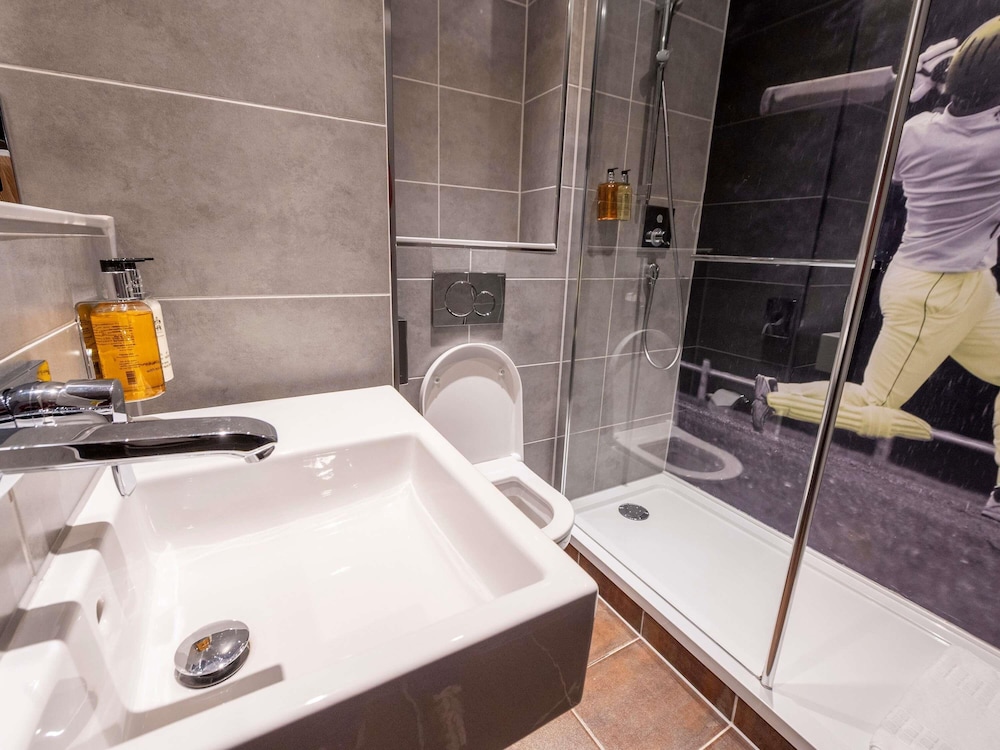 Habitación premium con cama doble y sofá - cama doble pequeño del hotel Ibis Styles Leeds City Centre Arena. Foto 4