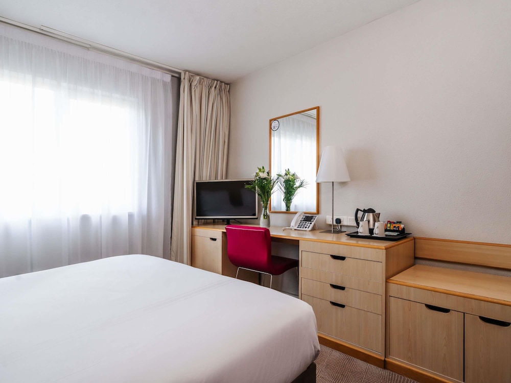 Habitación Estándar con 1 cama doble y sofá cama del hotel Novotel Milton Keynes. Foto 2