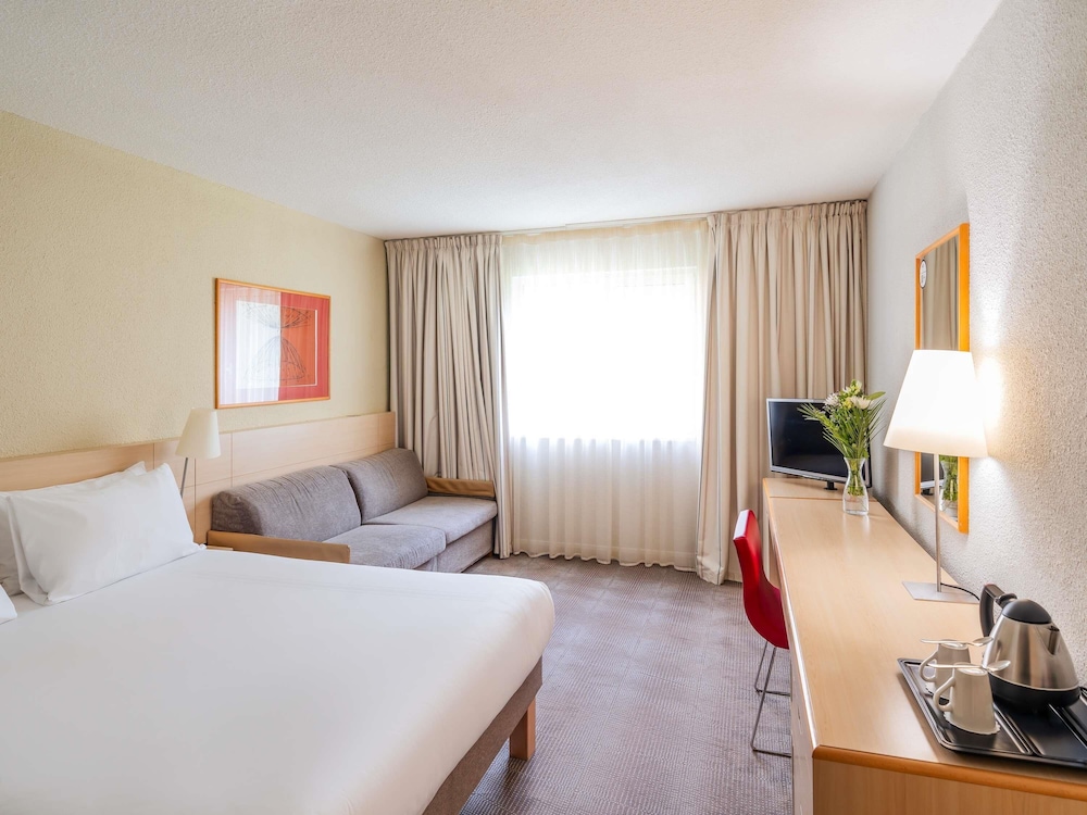 Habitación Estándar con 1 cama doble y sofá cama del hotel Novotel Milton Keynes. Foto 4