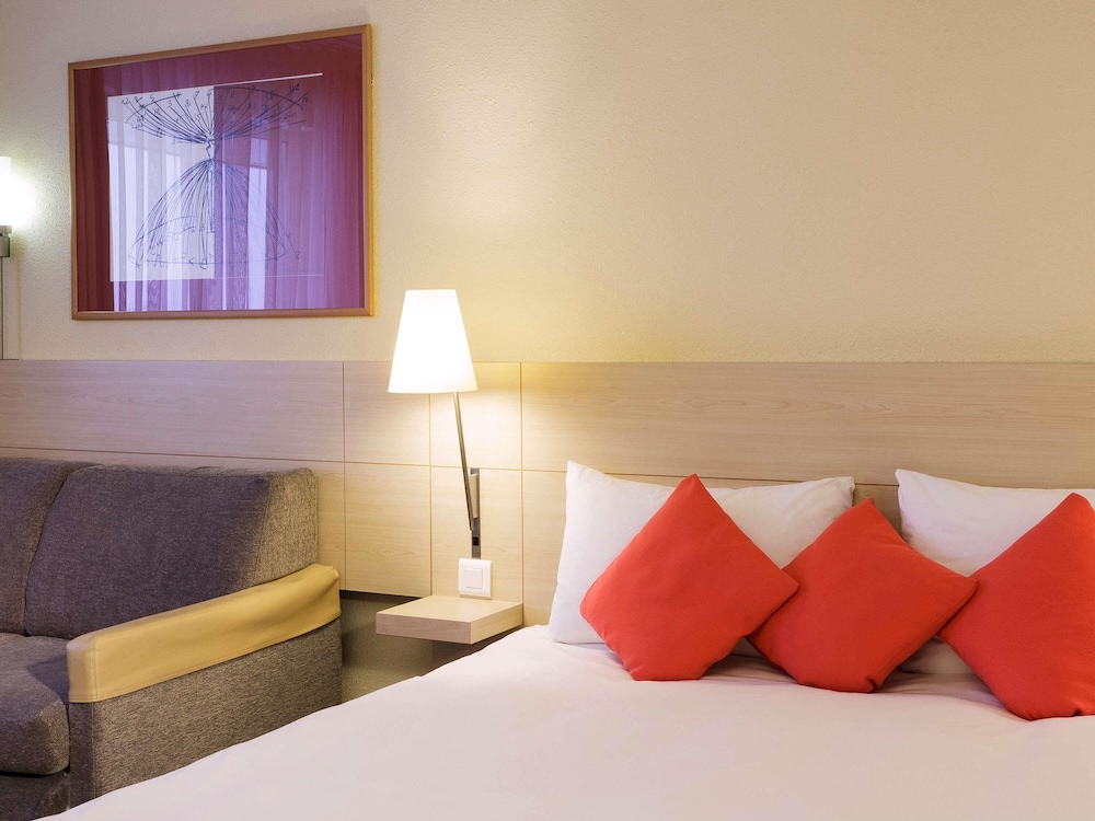 Habitación Estándar con 1 cama doble y sofá cama del hotel Novotel Milton Keynes. Foto 12