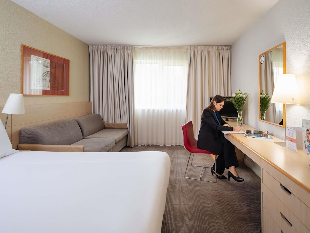 Habitación Estándar con 1 cama doble y sofá cama del hotel Novotel Milton Keynes. Foto 12