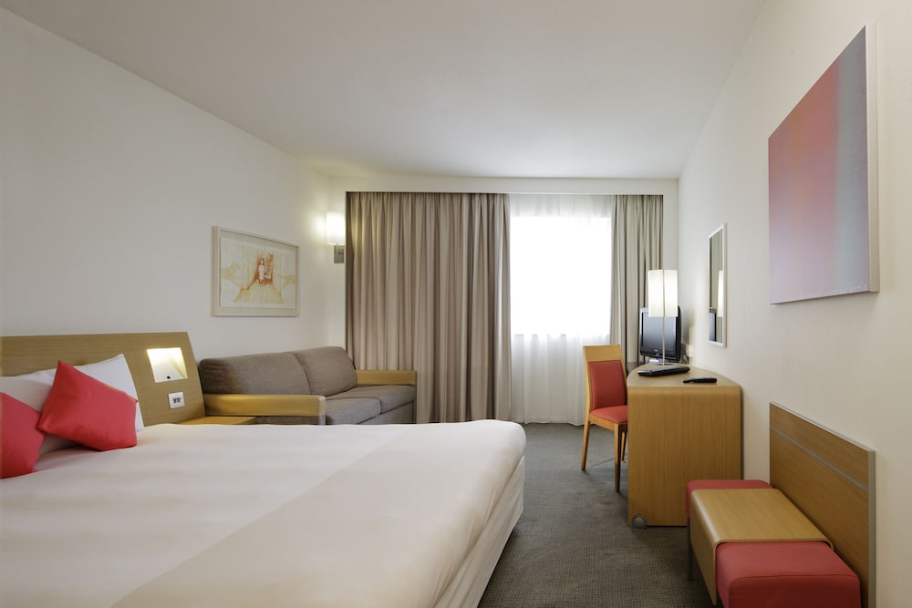 Habitación Estándar con cama Queen + sofá cama del hotel Novotel Southampton. Foto 1