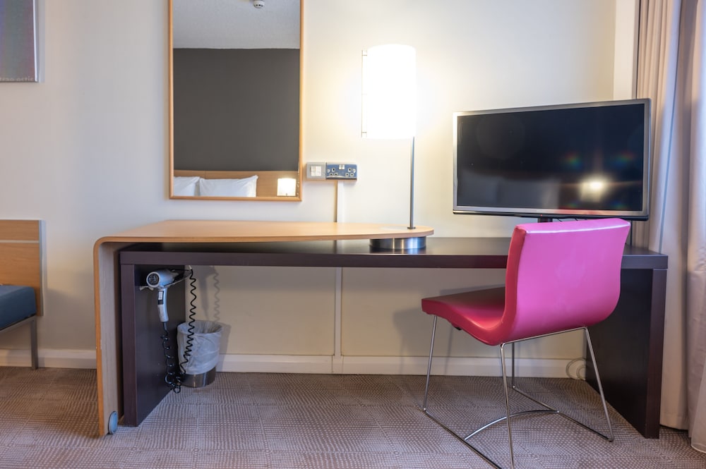 Habitación Estándar con cama Queen + sofá cama del hotel Novotel Southampton. Foto 2