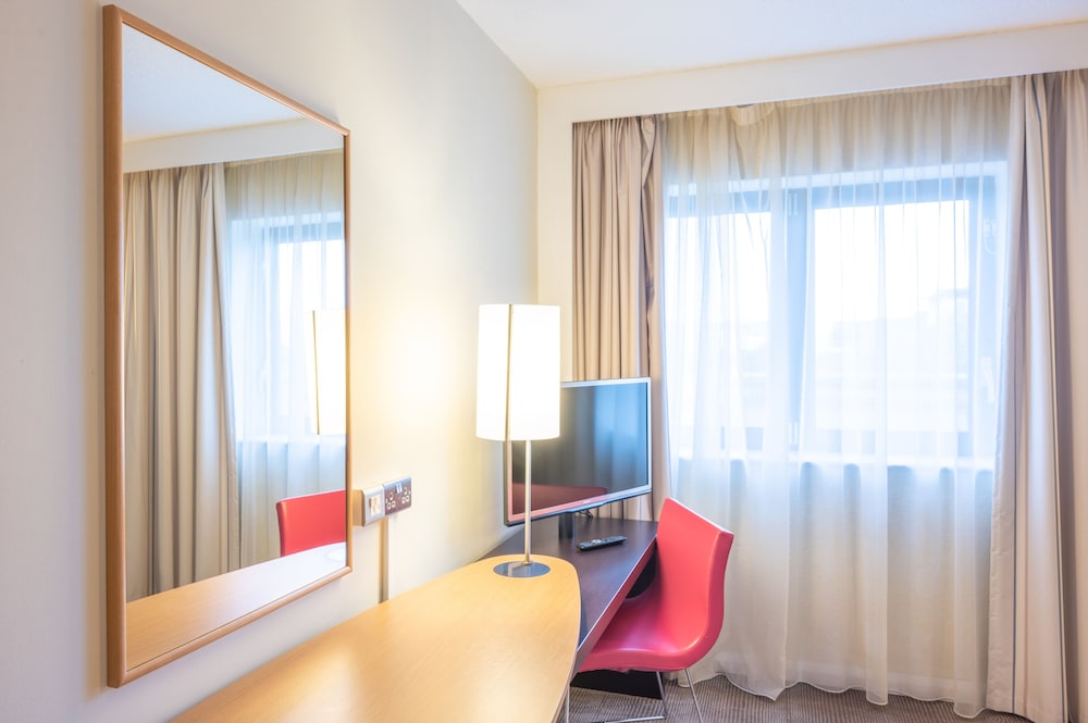 Habitación Estándar con cama Queen + sofá cama del hotel Novotel Southampton. Foto 4