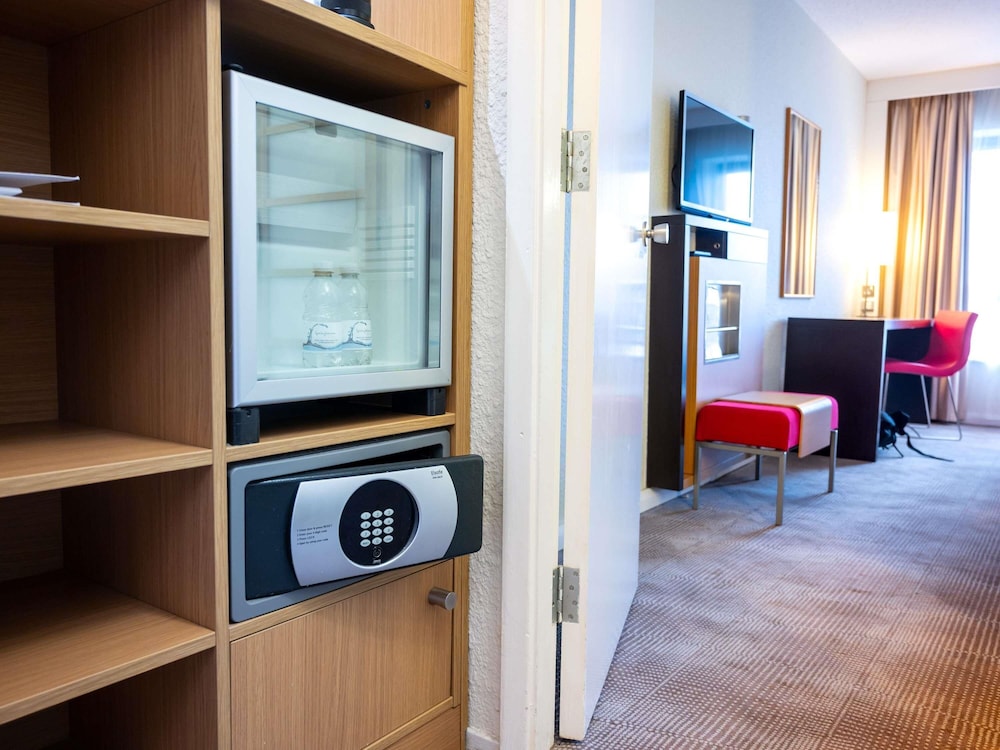 Habitación Estándar con cama Queen + sofá cama del hotel Novotel Southampton. Foto 5