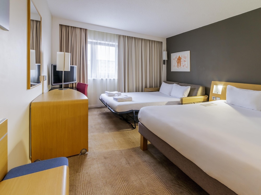 Habitación Estándar con cama Queen + sofá cama del hotel Novotel Southampton. Foto 6