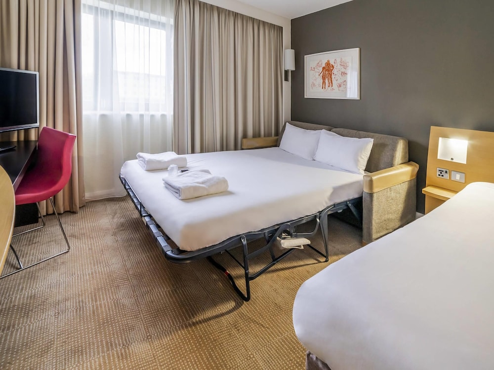 Habitación Estándar con cama Queen + sofá cama del hotel Novotel Southampton. Foto 7
