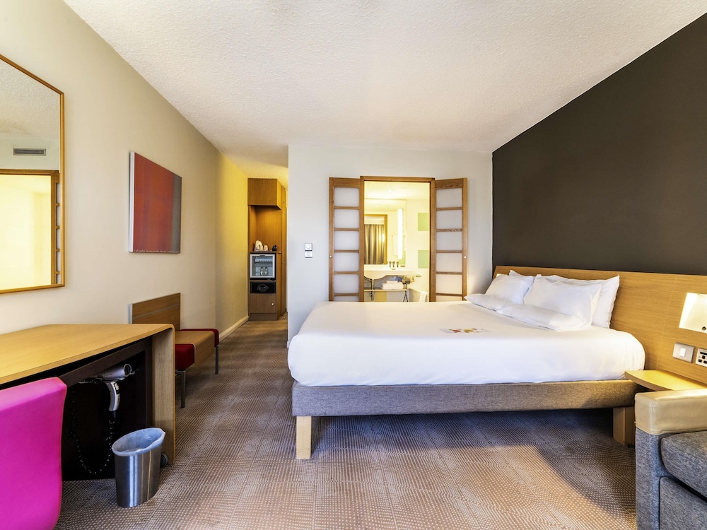 Habitación Superior con cama Queen + sofá cama del hotel Novotel Southampton. Foto 1