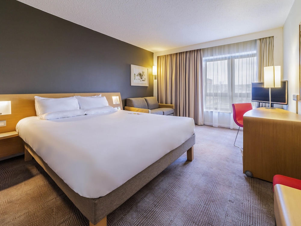 Habitación Superior con cama Queen + sofá cama del hotel Novotel Southampton. Foto 5