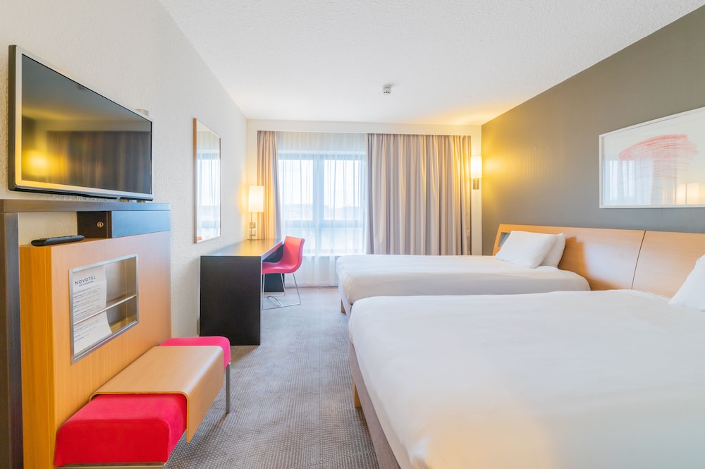 Habitación estándar con 2 camas individuales del hotel Novotel Southampton. Foto 1