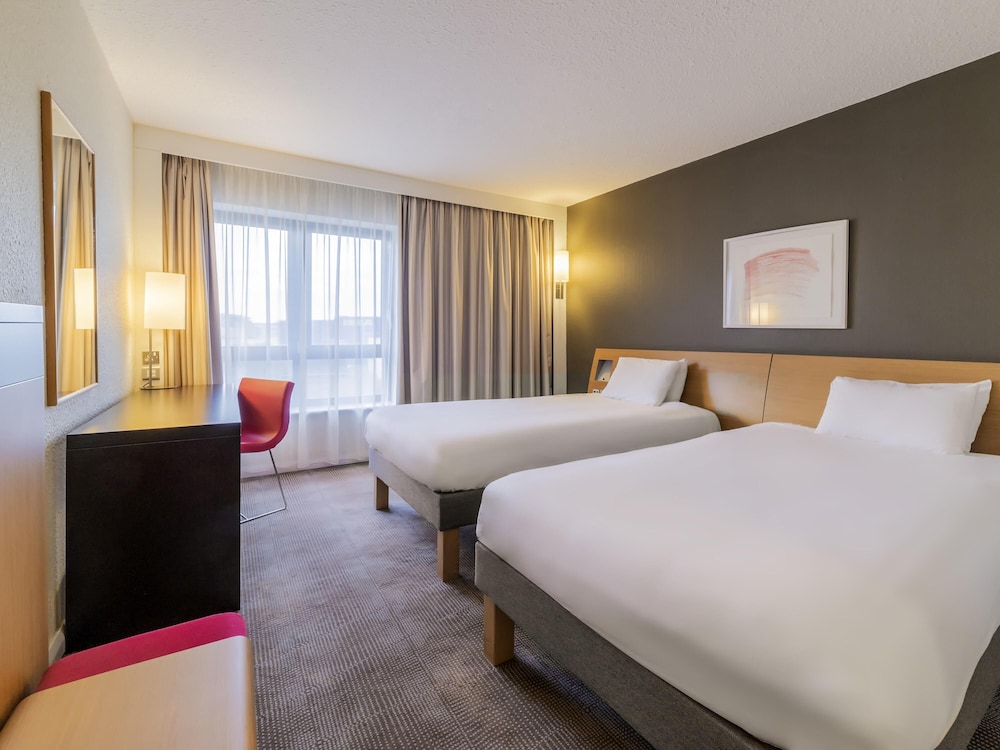 Habitación estándar con 2 camas individuales del hotel Novotel Southampton. Foto 2