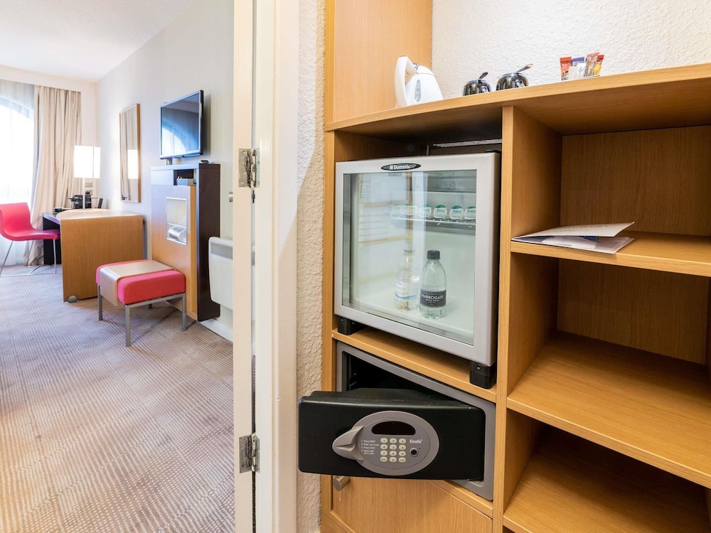 Habitación estándar con 2 camas individuales del hotel Novotel Southampton. Foto 4