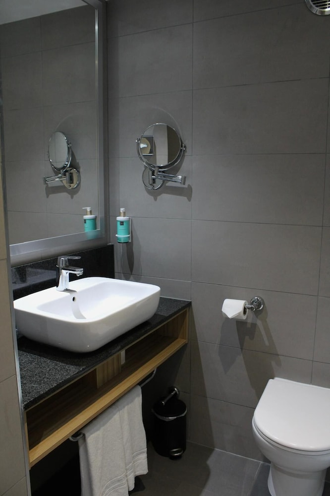 Habitación superior, 2 camas individuales del hotel Novotel London Stansted Airport. Foto 3