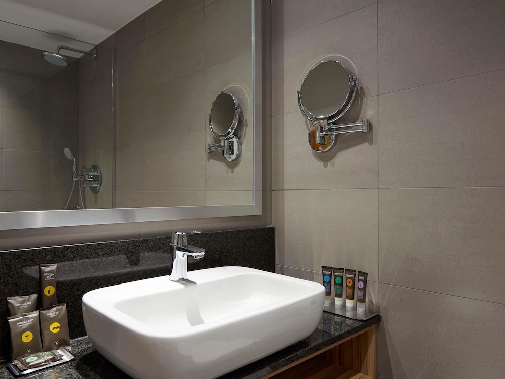 Habitación superior, 1 cama doble con sofá cama del hotel Novotel London Stansted Airport. Foto 8