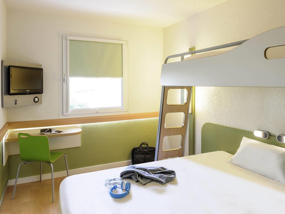 TRIPLE - Habitación con una cama grande y una litera del hotel Ibis Budget Tours Centre Gare