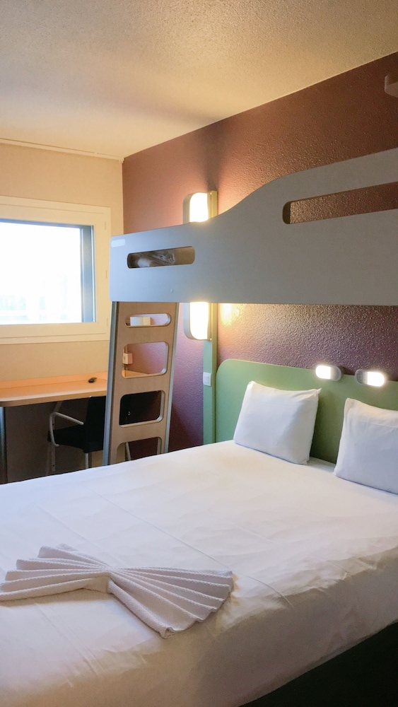 TRIPLE - Habitación con una cama grande y una litera del hotel Ibis Budget Tours Centre Gare. Foto 1