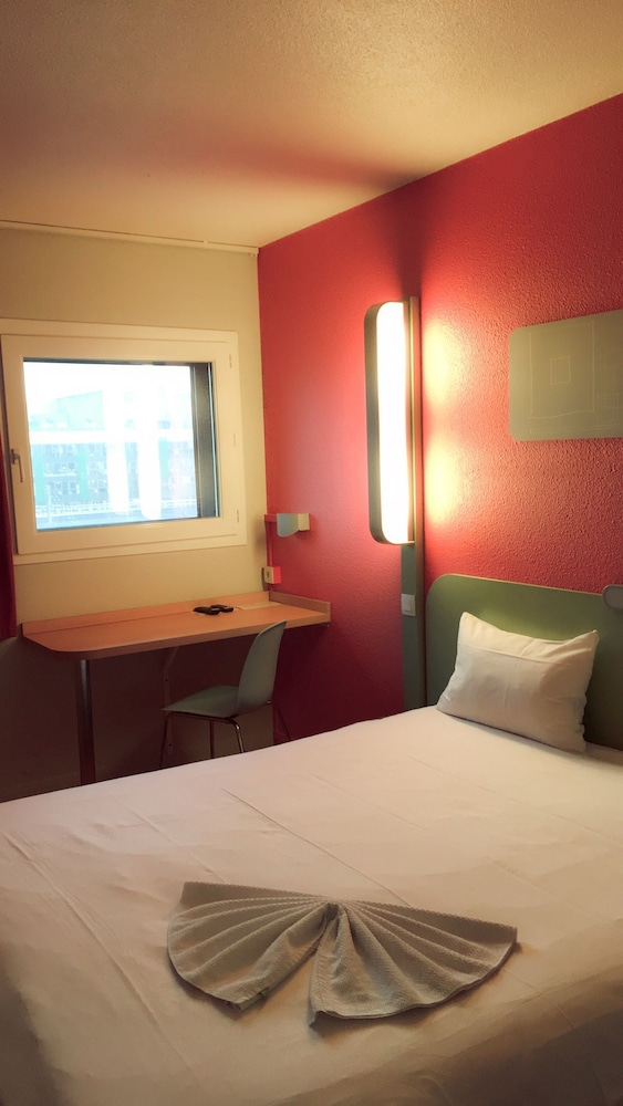 DOBLE - Habitación con una cama grande del hotel Ibis Budget Tours Centre Gare. Foto 2