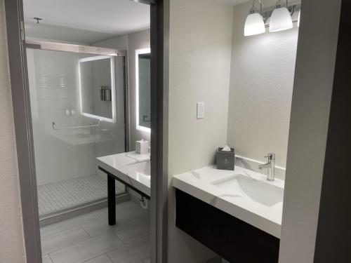 Habitación con cama extragrande - Adaptada para personas de movilidad reducida del hotel Quality Inn Near Finger Lakes And Seneca Falls. Foto 2